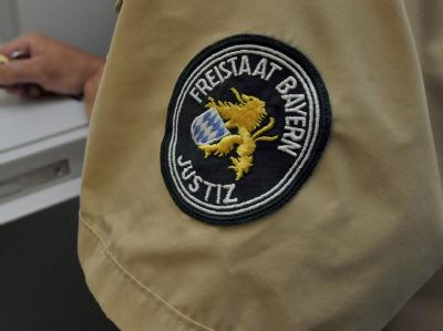 Für den Mord an einem Kollegen sind zwei Bestatter aus Bayern zu hohen Haftstrafen verurteilt worden. Justizangestellter in Bayern