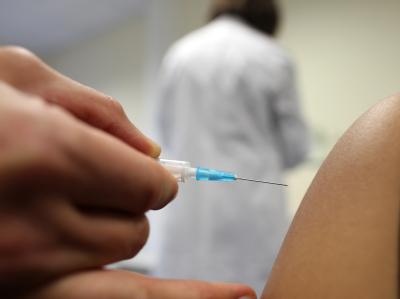 In diesem Jahr deckt der saisonale Grippe-Impfstoff auch das Schweinegrippevirus H1N1 ab. (Archivbild) Impfung