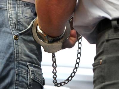 Holländische Eltern sollen ihre Tochter als Gegenleistung für ein Darlehen angeboten haben. Nun wurde auch der In Handschellen