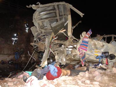 Das Wrack des zerstörten Busses in Bolivien. Unglücksort