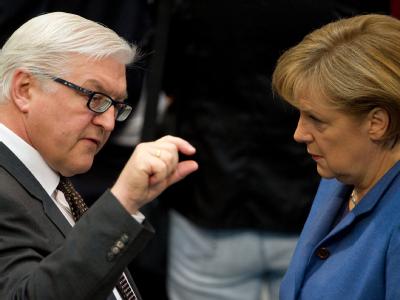 Steinmeier und Merkel: Wäre jetzt Bundestagswahl, stünden die Zeichen auf Bildung einer Großen Koalition. Archivfoto: Arno Burgi Steinmeier und Merkel