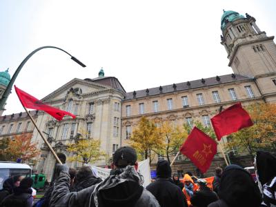Linke Autonome protestieren vor dem Landgericht in Berlin gegen das bevorstehende Urteil gegen die Brandstifter. Autonome