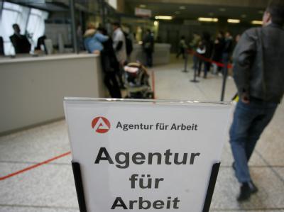 Nach Ansicht von BA-Chef Weise verschärft die aktuelle Krise die Probleme der Langzeitarbeitslosen. Bundesagentur für Arbeit