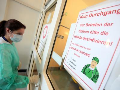 Eingang einer Isolierstation: Noch immer fallen Menschen dem heimtückischen EHEC-Keim zum Opfer. Isolierstation