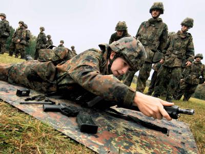 Soldaten während der Grundausbildung (Archivbild): Die Verkürzung der Wehrpflicht von neun auf sechs Monate soll vorgezogen werden. Grundausbildung