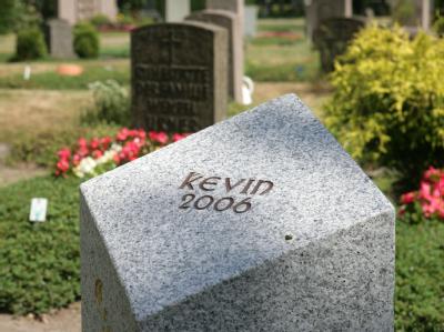 Der Grabstein des im Alter von zweieinhalb Jahren gestorbenen Kevin in Bremen. Grabstein
