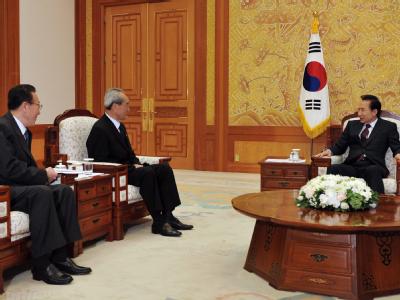 Südkoreas Präsident Lee Myung Bak (rechts) während seines Treffens mit dem Gesandten Nordkoreas. Treffen in Seoul