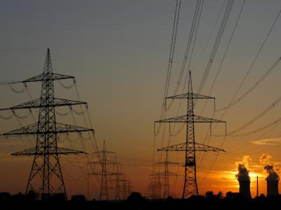 Hochspannungsmasten und die Kühltürme des AKWs Grafenrheinfeld Unterfranke: Ist das Atomgesetz der Regierung rechtssicher? Experten sehen gute Klage-Chancen für die Stromkonzerne, weil die acht Alt-AKW auf einen Streich dichtgemacht werden. (Archivbild) Hochspannungsmasten
