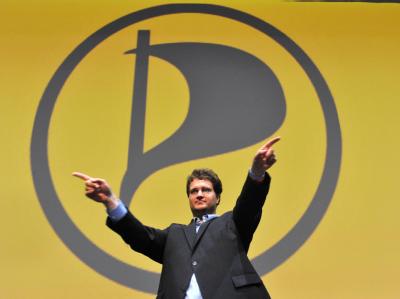 Sebastian Nerz vor dem Logo der Piratenpartei. Archivfoto: Stefan Puchner Sebastian Nerz