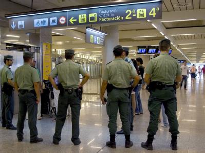 Nach den Anschlägen auf Mallorca hat die Polizei die Sicherheitsvorkehrungen drastisch verschärft. Polizisten am Flughafen
