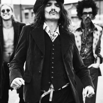 Der Sänger stellt klar, dass eine Band alleine den Rock 'n' Roll nicht retten kann und hofft, dass andere Bands auch ihren Teil dazu beitragen werden. The Darkness Justin Hawkins