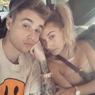 Die beiden Stars planen nächsten Monat ihre Hochzeitsfeier. Bereits im vergangenen Jahr gaben sie sich in einer kleinen Zeremonie das Ja-Wort. Justin Bieber