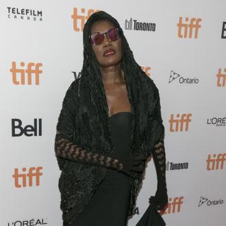 Der Regisseur versuchte, Grace Jones erneut für das James Bond-Franchise zu gewinnen. Der Filmemacher machte in Jamaika mit der Sängerin einen Schnorchel-Trip. Grace Jones