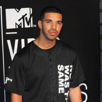 Der Musiker ist berühmt berüchtigt schon viele prominente Frauen gedatet zu haben. Handelt es sich diesmal wieder um eine Tonstudio-Romanze? Drake