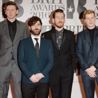 Die Band soll ihr Album in Pubs geschrieben haben. Die neue LP beschäftigt sich mit dem großen Einfluss, den Technologie hat und mit dem Klimawandel. Foals