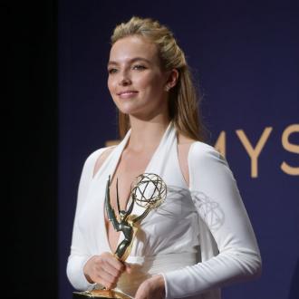 Die Schauspielerin würde niemals nach Amerika ziehen wollen. Dafür liebt soe britische Pubs zu sehr. Jodie Comer