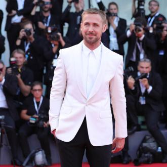 Der Schauspieler ist ein großer Fan des gruseligen Feiertags. Er lässt seine Halloween-Dekorationen das ganze Jahr über draußen. Ryan Gosling