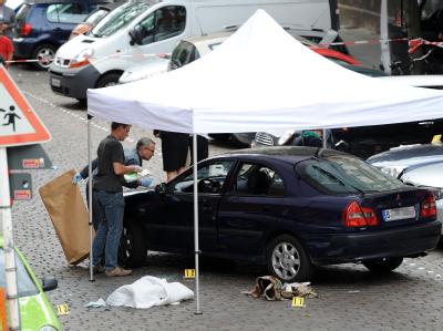 Mitarbeiter der Kriminalpolizei sichern am Donnerstag in Berlin-Wedding Beweismittel. Tatort