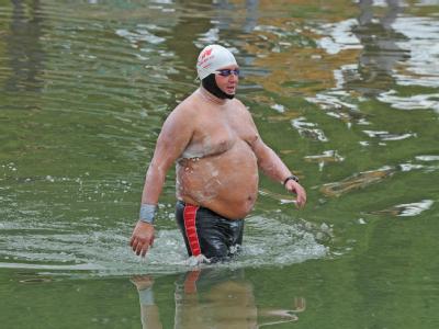 Der Stuttgarter Extremschwimmer Dobelmann am Montag beim Start seiner Aktion. Foto: Patrick Seeger Extremschwimmer