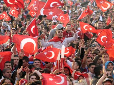 Türkische Fußball-Fans im Juni 2008 während einer EM-Übertragung in Hamburg. Türkische Fußball-Fans
