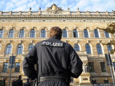 Ein Polizeibeamter sichert das Gerichtsgebäude in Dresden. Dresden