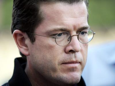 Verteidigungsminister zu Guttenberg fliegt mit den bei den Kämpfen in Afghanistan verwundeten Soldaten nach Deutschland zurück. Guttenberg