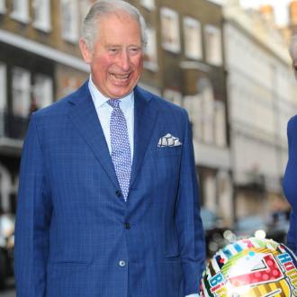 Der 71-jährige Royal hat sich mit 'Yoox Net-a-Porter' zusammen getan. Prinz Charles