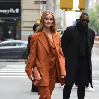 Das Model interessiert sich für die Inhaltsstoffe in ihren Schönheitsprodukten, seitdem sie ein Kind hat. Die Schönheit brachte vor zwei Jahren einen Sohn auf die Welt. Rosie Huntington-Whiteley