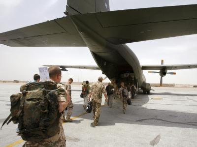Deutsche Soldaten besteigen im afghanischen Masar-i-Scharif eine Transall-Maschine der Bundeswehr. (Archivfoto) In Afghanistan