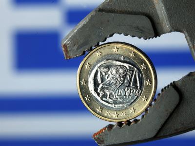 Ein Schuldenschnitt für Griechenland soll die Finanzkrise entschärfen. Foto: Jens Büttner Griechische Euro-Münze