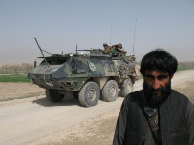 Ein Afghane vor einem niederländischem ISAF-Fahrzeug. Archivfoto: Can Merey Afghanistan