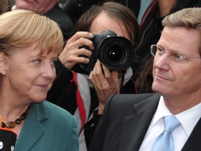 Bundeskanzlerin Angela Merkel (CDU) und FDP-Chef Guido Westerwelle am ersten Tag der Koalitionsverhandlungen. Merkel und Westerwelle