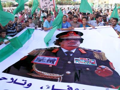 Gaddafi-Anhänger mit einem Bild des libyschen Revolutionsführers. Gaddafi-Plakat