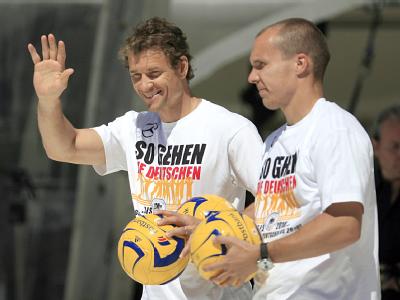 Jens Lehmann und Robert Enke Ende Juni 2008 auf der Fanmeile vor dem Brandenburger Tor in Berlin. Lehmann und Enke