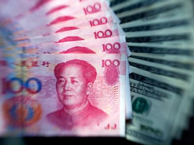 Yuan-Scheine und Dollarnoten: Das US-Repräsentantenhaus hat für Strafzölle auf chinesische Importe gestimmt. Yuan und Dollar