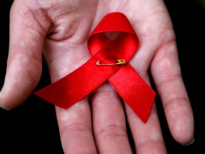 Weltweit lebten heute 33,4 Millionen Menschen mit dem Aidserreger HIV im Blut. Aids-Schleife