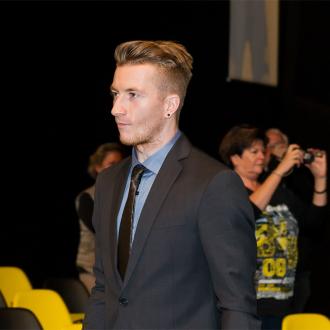 Marco Reus' Freundin Scarlet Gartmann trägt einen verdächtigen Ring am Finger. Marco Reus