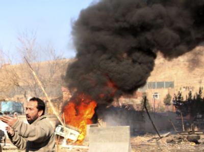 Flammen und Rauch nach einem Anschlag in Kabul. (Archivbild) Anschlag in Kabul