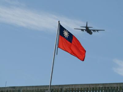 Ein Flugzeug über der Flagge von Taiwan (Archivbild): China und Taiwan haben erstmals Linienflüge aufgenommen. Flugzeug