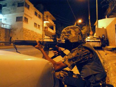 Ein Soldat während der mehrstündigen Schießerei in Acapulco. Schießerei in Acapulco
