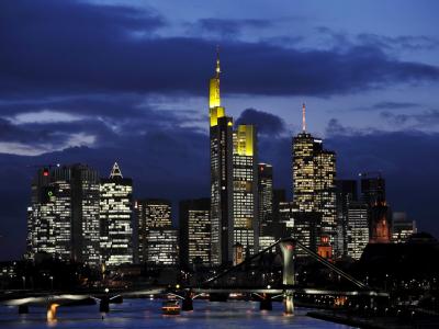Hell erleuchtet sind die Büroräume der Bankenhochhäuser in Frankfurt am Main. Bankenhochhäuser
