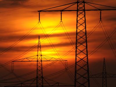 Gegner der Energiewende warnen gern vor der Blackout-Gefahr. Nun könnte die Lage im Winter tatsächlich ernst werden. Foto: Marius Becker Strommasten