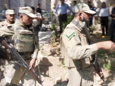 Sicherheitskräfte sperren das Gebiet rund um den Anschlagsort in Islamabad ab. Absperrung