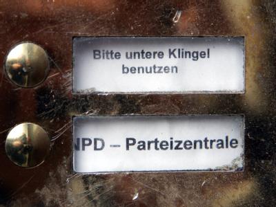 Klingel der NPD-Parteizentrale in Berlin. Verbieten oder nicht? Einige Landes-Innenminister dringen auf einen neuen Anlauf - aber so ganz einig sind sich die Ressortchefs noch nicht. Foto: Gero Breloer/Archiv Klingelschild