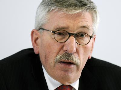 Sarrazin-Zitat: «Ehe jetzt einer im 20. Stock sitzt und den ganzen Tag nur fernsieht, bin ich schon fast erleichtert, wenn er ein bisschen schwarz arbeitet.» Sarrazin