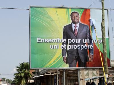 Ein Wahlplakat mit dem Bild von Togos Präsident Faure Gnassingbe in Lome. Wahlplakat