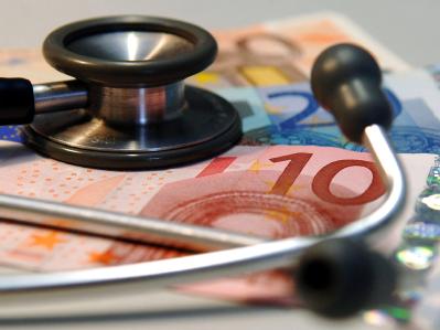 Schwarz-Gelb will die 50 Millionen Versicherten mit höheren Beiträgen zur Kasse bitten. Stethoskop