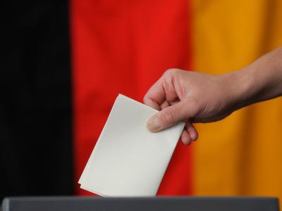 Nach langem Hin und Her haben sich Union und FDP nun auf eine längst überfällige Änderung des Wahlrechts verständigt. Stimmzettel