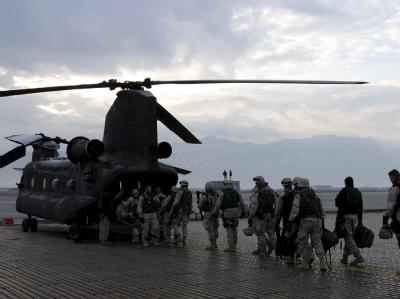 US-Soldaten steigen in Afghanistan in einen Hubschrauber. (Archivbild) US-Soldaten