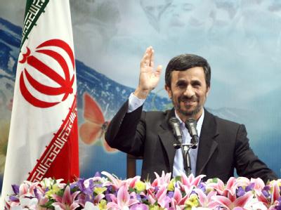 Irans Präsident Ahmadinedschad mit guter Laune (Archivbild): Peking sperrt sich gegen schärfere Sanktionen. Ahmadinedschad
